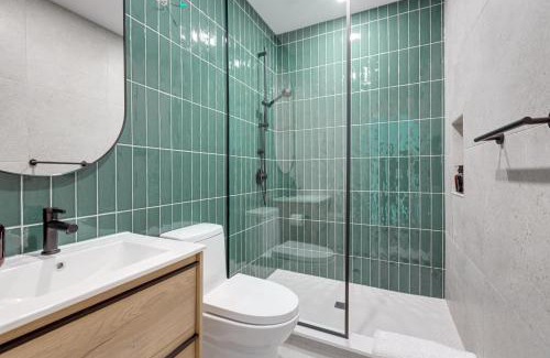 Mile End Apartment | New Luxury 2BDR unit with Sofabed in Mile End - 1D