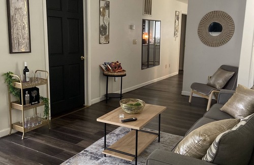 Lochearn Apartment | New!!! Luxury-2BR-Apt w/ Free Wifi, Parking & Breakfast