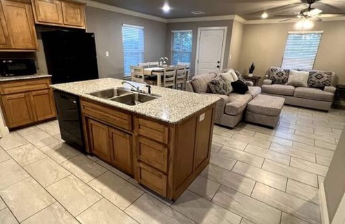 Uniontown House | New Luxury 3 Bed 2 1/2 Bath Duplex