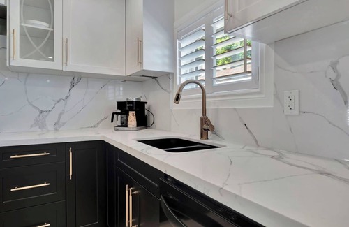 Port Dover House | NEW! Luxury 3BR - 5 minutes to Port Dover Beach