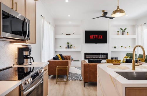 South Central Houston House | NEW - Luxury 3BR Skyline view, Rooftop fire-pit, Pool table, Ping pong, Gym