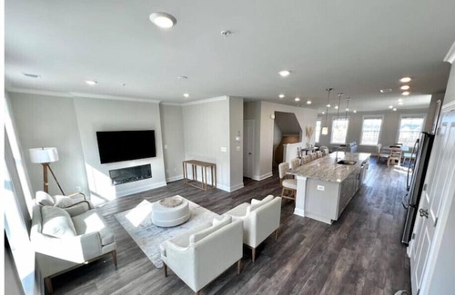 Woodbridge Apartment | New Luxury and Modern in Stonebridge