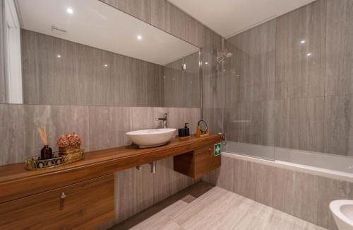 Nazare Apartment | New Luxury Apartment, Sea View with Pool & Gym