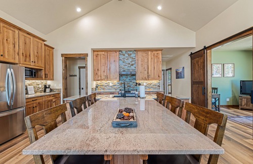 Zion National Park East Entrance House | New luxury cabin bordering Zion! 3 king beds/baths. Short drive to Bryce Canyon
