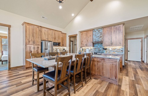 Zion National Park East Entrance House | New luxury cabin bordering Zion! 3 king beds/baths. Short drive to Bryce Canyon
