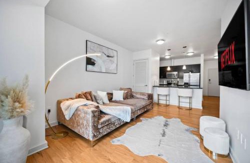 Midtown Apartment | NEW! Luxury Champagne Towers Kingbed FreeParking