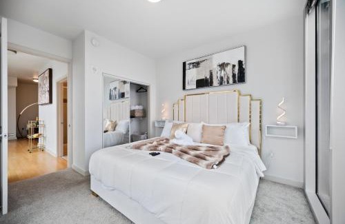 Midtown Apartment | NEW! Luxury Champagne Towers Kingbed FreeParking