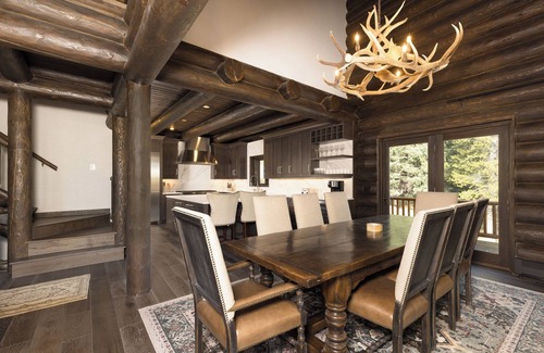 Gallatin Gateway House | New! Luxury Gallatin Riverview Lodge near Big Sky, sleeps 12