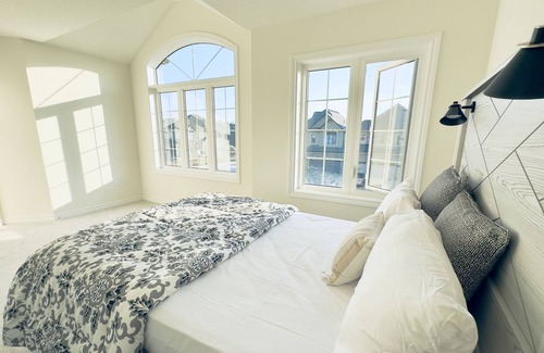 Brantford House | New Luxury Home in Paris/ Brant- Executive Rentals