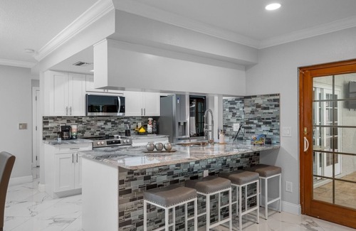 Greater Northdale House | New Luxury House Pool. Just 14 Minutes From the Airport