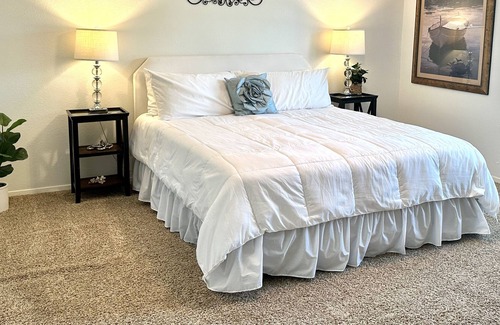 Granbury House | New!! Luxury Lake Granbury Waterfront Home! Sleeps 8 - w/ Boat Dock!