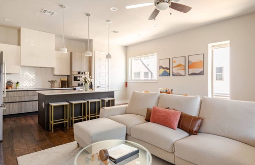Downtown San Antonio House | New Luxury/modern Townhome just steps away from The Pearl & minutes to Downtown