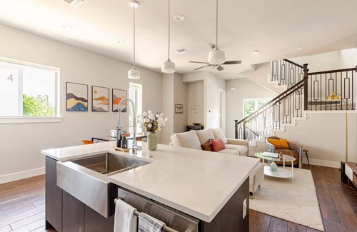 Downtown San Antonio House | New Luxury/modern Townhome just steps away from The Pearl & minutes to Downtown
