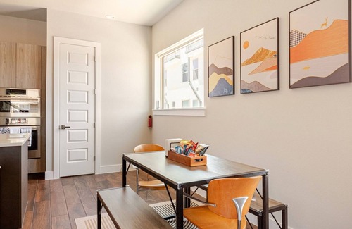 Downtown San Antonio House | New Luxury/modern Townhome just steps away from The Pearl & minutes to Downtown