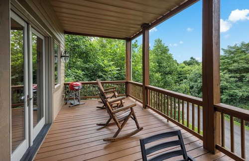 Whittier Condo | New Luxury Smoky Mountain Country Club Condo! Huge Deck with Gorgeous View!