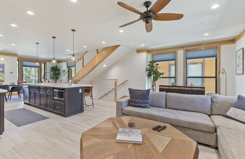 Mammoth Lakes House | New Luxury Townhome Right on 10th Hole Sierra Star Golf Course