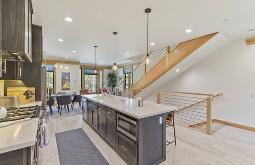 Mammoth Lakes House | New Luxury Townhome Right on 10th Hole Sierra Star Golf Course