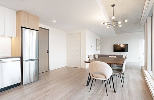 Quartier des Spectacles Apartment | New Luxury Unit in Heart of MTL 902 | Metro access