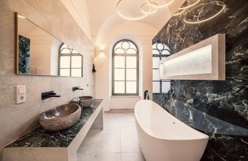 Innenstadt Apartment | NEW LUXUS Suite I TWO Kingbeds I Center