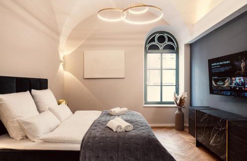 Innenstadt Apartment | NEW LUXUS Suite I TWO Kingbeds I Center