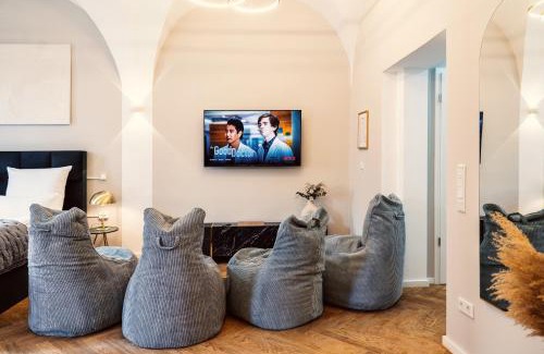 Innenstadt Apartment | NEW LUXUS Suite I TWO Kingbeds I Center