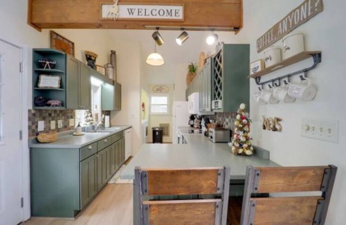 Beech Mountain House | NEW-Maple Leaf Lodge! 2min to Ski hills! Sleep12 with Fireplace
