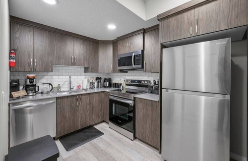Calgary House | New! Mins to Airport | 2BR Modern Private Suite