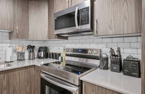 Calgary House | New! Mins to Airport | 2BR Modern Private Suite