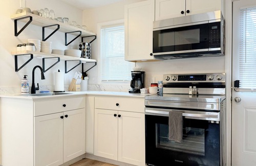 Manchester Apartment | New - Mins to Concord/Nashua - Walk to Downtown -