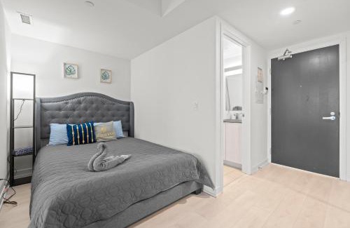 Church and Wellesley Apartment | New Modern 1Bd & Den in Downtown Toronto
