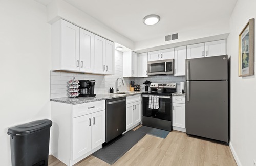 Royal Oak Apartment | New! Modern 2BR by Downtown Royal Oak | King Beds