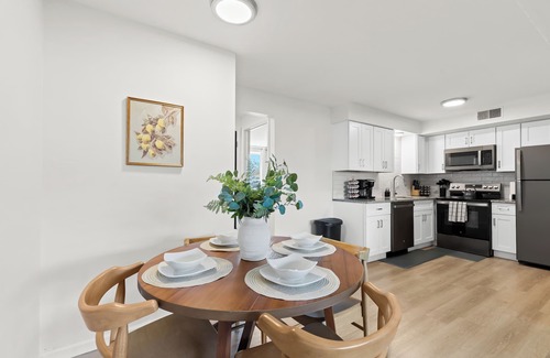 Royal Oak Apartment | New! Modern 2BR by Downtown Royal Oak | King Beds