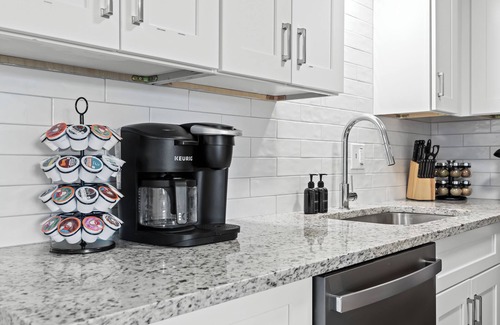 Royal Oak Apartment | New! Modern 2BR by Downtown Royal Oak | King Beds