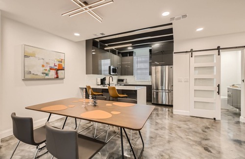 Near East Side House | New Modern 3-bedroom house in beautiful San Antonio with 360 Rooftop
