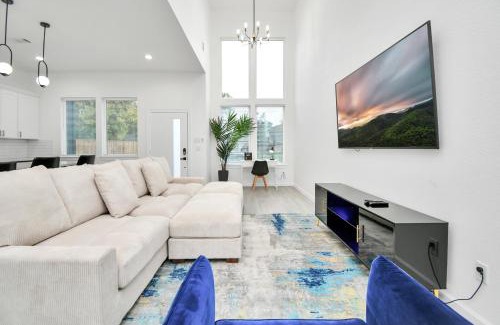 Southeast Houston House | New! Modern 3BR/2BA Near Downtown/Foosball/Netflix