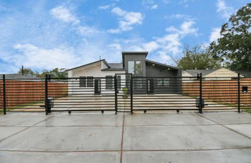 Southeast Houston House | New! Modern 3BR/2BA Near Downtown/Foosball/Netflix