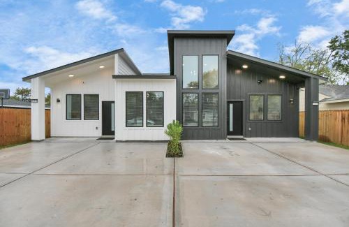 Southeast Houston House | New! Modern 3BR/2BA Near Downtown/Foosball/Netflix