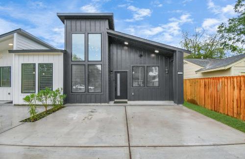 Southeast Houston House | New! Modern 3BR/2BA Near Downtown/Foosball/Netflix