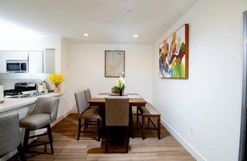 Larchmont Apartment | New Modern 3BR 3BA Apt in Central Los Angeles with Rooftop & Parking