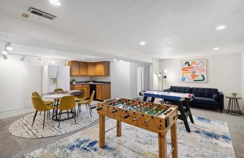 Lamar Heights Area House | NEW Modern 4BR Game Rm Ping-Pong