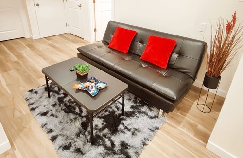 Regina House | New, Modern and Luxurious two bedroom suite!