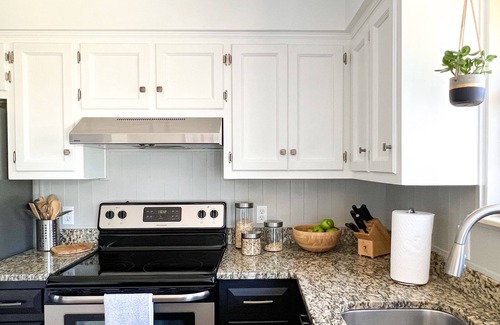 South Kansas City House | NEW Modern and relaxing 3BR/2 BA in Kansas City - Long Stays