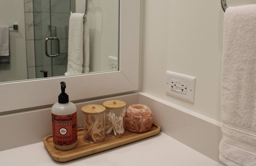 Oak Brook Apartment | New modern and upscale 1-bedroom rental unit with great amenities!