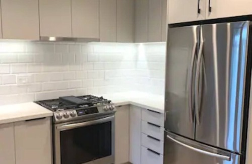 Port Moody House | New, modern apartment, 1bdr + den (office)