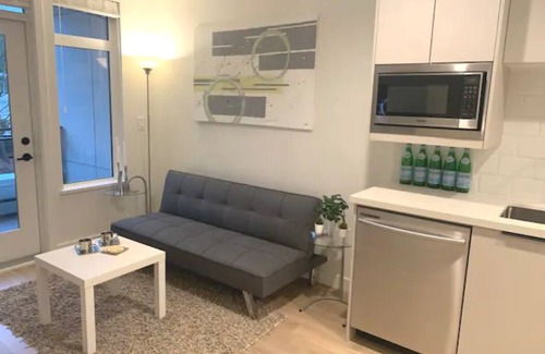 Port Moody House | New, modern apartment, 1bdr + den (office)