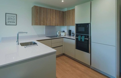 Cheadle Apartment | NEW Modern Apt Near Airport with Private Parking