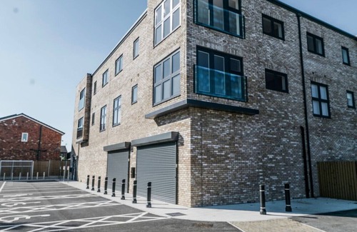 Cheadle Apartment | NEW Modern Apt Near Airport with Private Parking