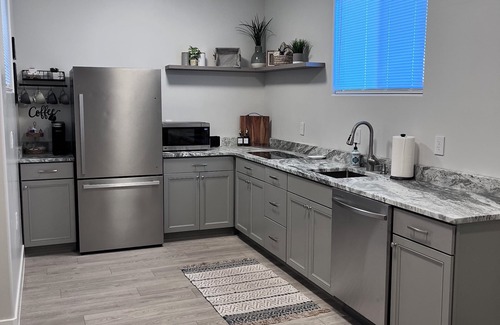 Toquerville House | NEW Modern basement casita with majestic views just 25min to Zion National park