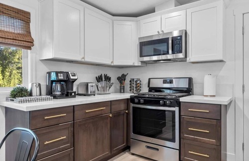 Sacramento House | NEW - Modern Boho Vibes - Fun Backyard - Hot Tub - Min to DT