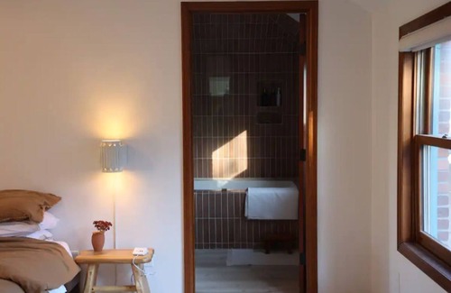 Parkside House | * New * Modern Chic Studio/soaking tub/bike path